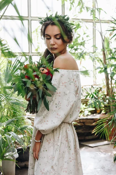 Schöne Braut Mit Bouquet Botanischen Garten — Stockfoto