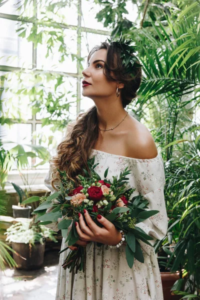 Schöne Braut Mit Bouquet Botanischen Garten — Stockfoto