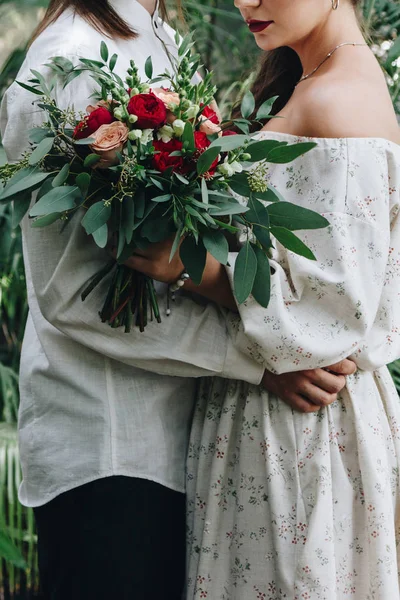 Schönes Hochzeitspaar Botanischen Garten — Stockfoto