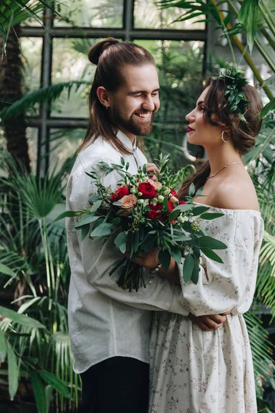 Beautiful Wedding Couple Botanical Garden — Free Stock Photo