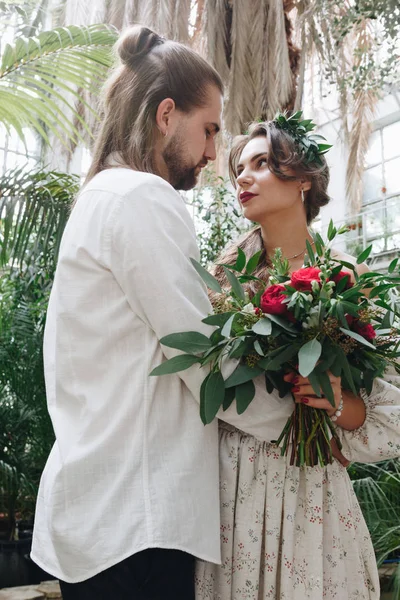 植物園で美しい結婚式のカップル — ストック写真