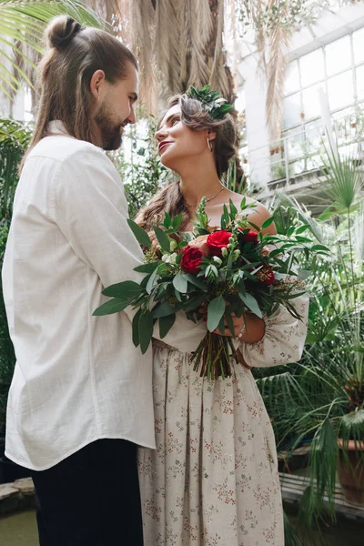 Beautiful Wedding Couple Botanical Garden — Stock Photo, Image