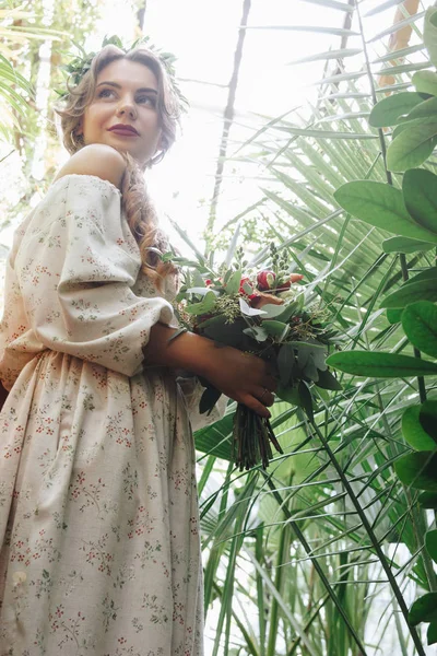 Schöne Braut Mit Bouquet Botanischen Garten — Stockfoto