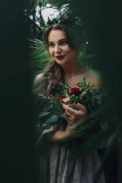 Schöne Braut Mit Bouquet Botanischen Garten — Stockfoto