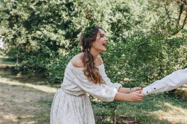 Güzel düğün çifti içinde park eğlenmek