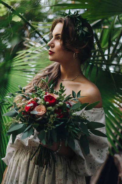Bella Sposa Con Bouquet Giardino Botanico — Foto Stock
