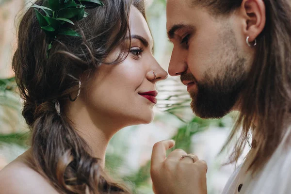 Beau Couple Mariage Dans Jardin Botanique — Photo