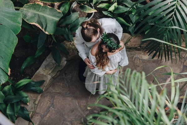 Όμορφο Γαμήλιο Ζεύγος Στο Βοτανικό Κήπο — Φωτογραφία Αρχείου