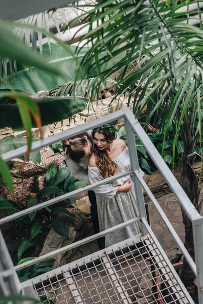 Beautiful Wedding Couple Botanical Garden — Stock Photo, Image
