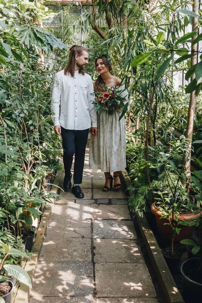 Όμορφη Γαμήλια Ζευγάρι Περπάτημα Στο Βοτανικό Κήπο — Φωτογραφία Αρχείου