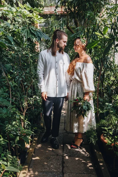 Frumos Cuplu Nunta Mers Jos Grădină Botanică — Fotografie, imagine de stoc
