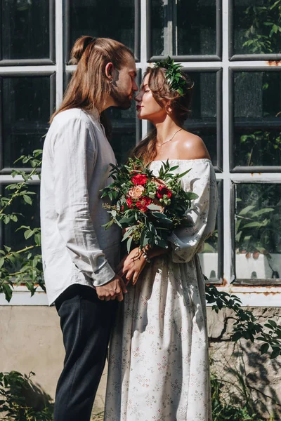 Όμορφο Γαμήλιο Ζεύγος Στο Βοτανικό Κήπο — Φωτογραφία Αρχείου