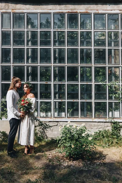 植物園で美しい結婚式のカップル — ストック写真