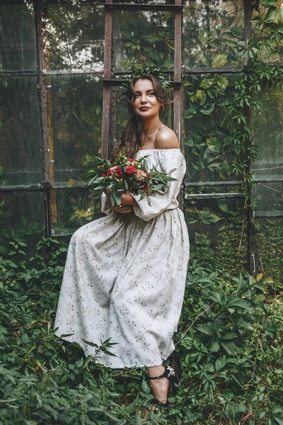 美丽的新娘与花束在植物园 — 图库照片