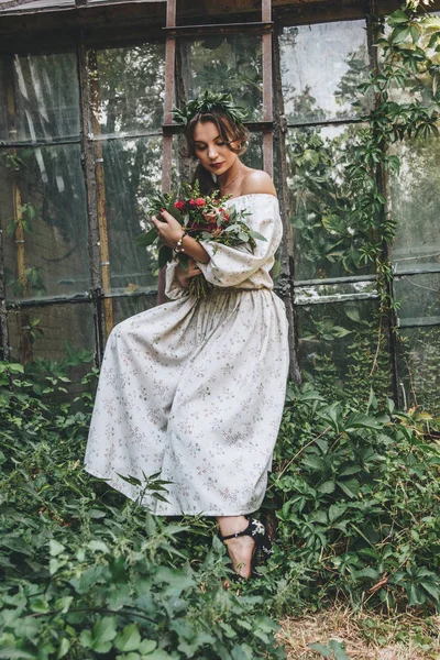 Schöne Braut Mit Bouquet Botanischen Garten — Stockfoto