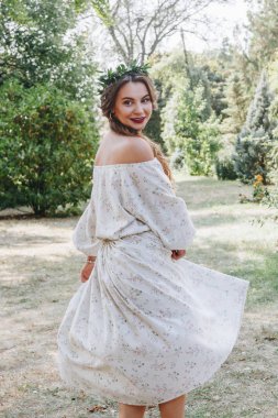 Parkta poz güzel gelin