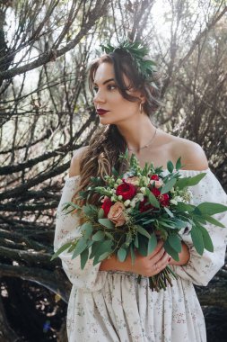 Botanik bahçesi içinde kokulu güzel gelin