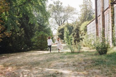 Güzel düğün çifti içinde park eğlenmek