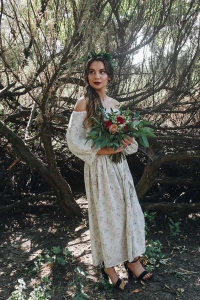 Schöne Braut Mit Bouquet Botanischen Garten — Stockfoto