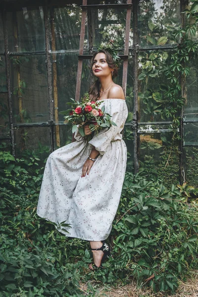 Schöne Braut Mit Bouquet Botanischen Garten — Stockfoto