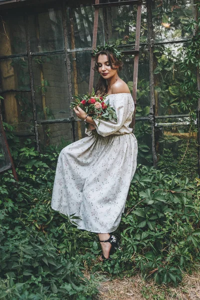 Schöne Braut Mit Bouquet Botanischen Garten — Stockfoto