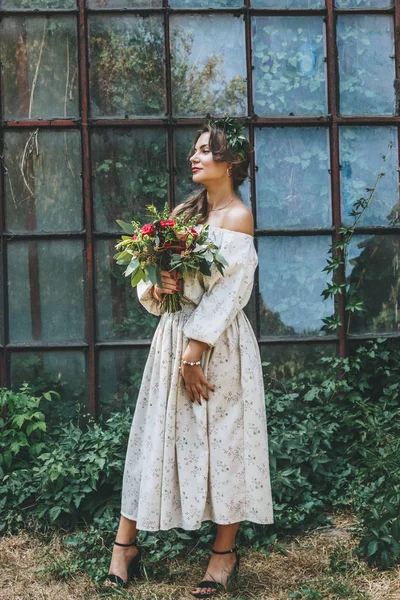 美丽的新娘与花束在植物园 — 免费的图库照片