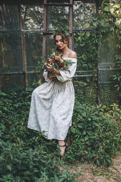 Vackra Brud Med Bukett Botaniska Trädgården — Stockfoto