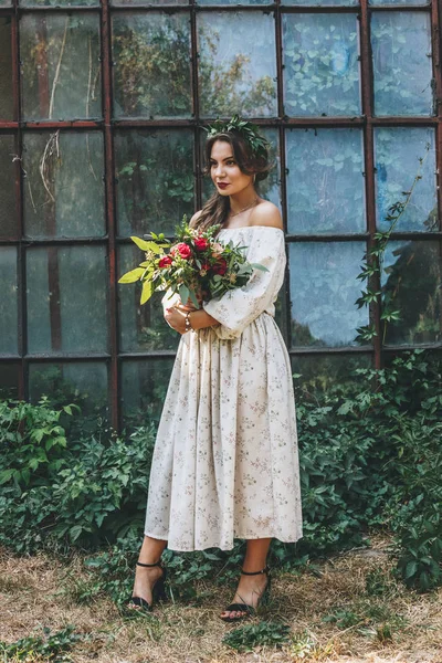 Hermosa Novia Con Ramo Jardín Botánico — Foto de Stock