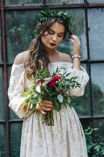 Bella Sposa Con Bouquet Giardino Botanico — Foto Stock