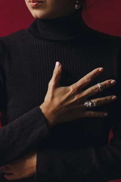 Mano Mujer Con Anillos Plata — Foto de Stock