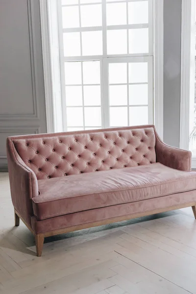 Beludru Merah Muda Sofa Ruangan Dengan Dinding Abu Abu Dan — Stok Foto