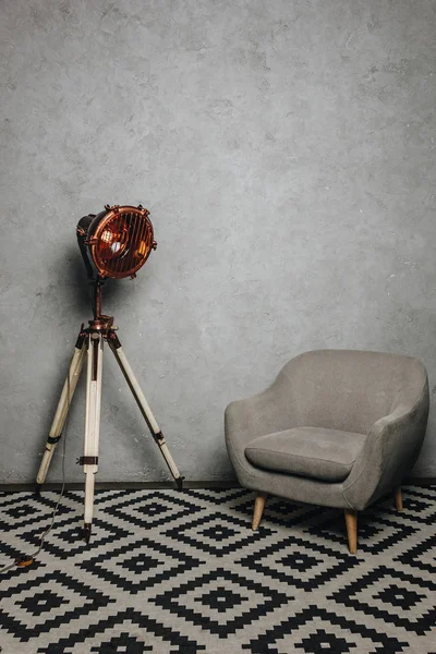 灰色の腕椅子とビンテージ ランプとミニマルなインテリア — ストック写真