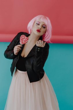 Studio pembe saçlı güzel genç kadın