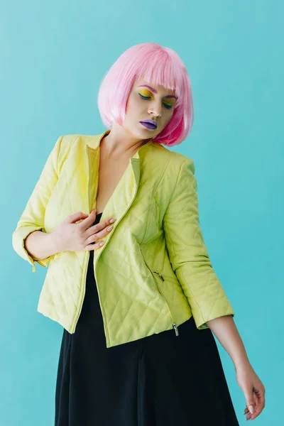 Mulher Bonita Com Cabelo Rosa Fundo Azul — Fotografia de Stock