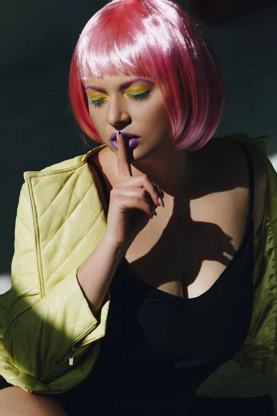 Bela Jovem Mulher Com Cabelo Rosa — Fotografia de Stock