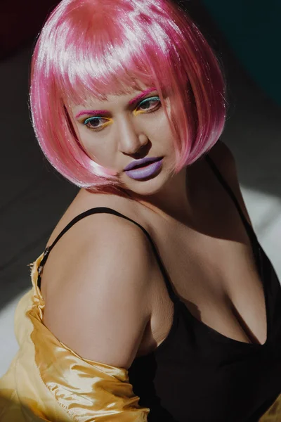 Bela Jovem Mulher Com Cabelo Rosa — Fotografia de Stock