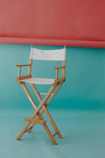 Καρέκλα Σκηνοθέτη Φόντο Μπλε Και Ροζ — Φωτογραφία Αρχείου