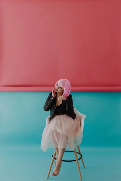 Mooie Jonge Vrouw Met Roze Haren Stoel Bestuurder — Stockfoto