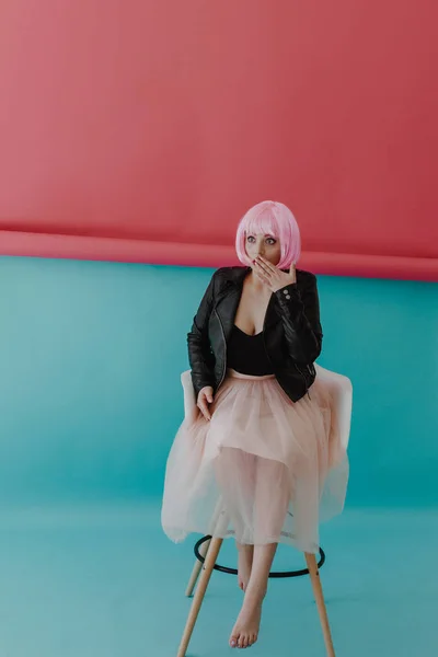 Mulher Bonita Com Cabelo Rosa Cadeira Diretor — Fotografia de Stock