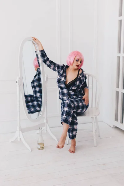 Jovem Mulher Com Cabelo Rosa Pijama Perto Espelho — Fotografia de Stock