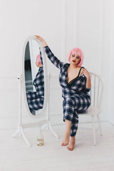 Νεαρή Γυναίκα Ροζ Μαλλιά Πιτζάμες Κοντά Στον Καθρέφτη — Φωτογραφία Αρχείου