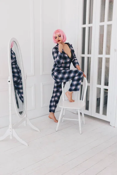 Mujer Joven Con Pelo Rosa Pijama Cerca Del Espejo — Foto de Stock