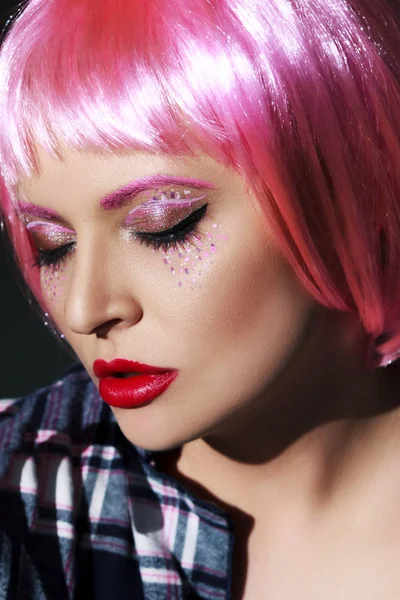 분홍색 머리의 아름다운 아가씨 — 스톡 사진