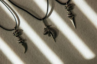 Gümüş kedi ve yılan şekli kolyeler