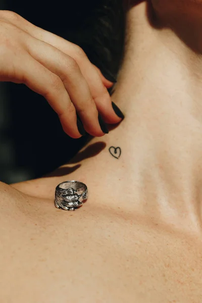 Γυναίκα Λαιμό Και Κλείδα Τατουάζ Και Ασημένιο Δαχτυλίδι — Φωτογραφία Αρχείου