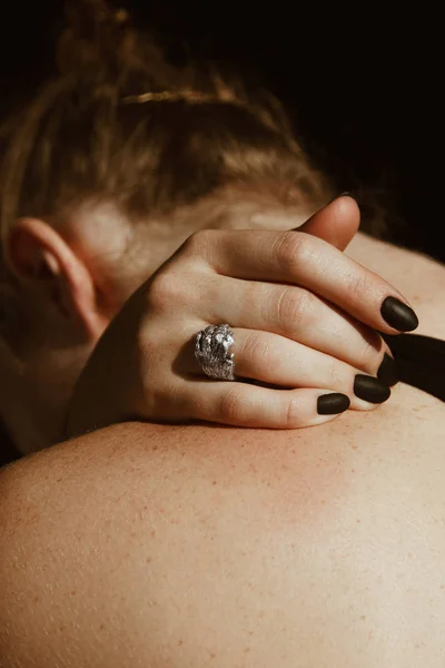 Main Femme Avec Bague Forme Patte Chat Argenté — Photo