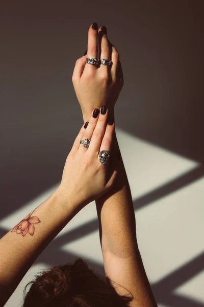 Χέρια Γυναίκα Ασημένια Δαχτυλίδια — Φωτογραφία Αρχείου