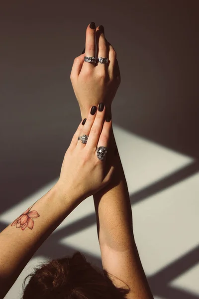 Manos Mujer Con Anillos Plata — Foto de Stock