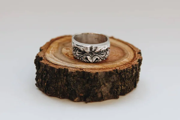 Ape Shape Silver Ring Wooden Slice — Stock Photo, Image