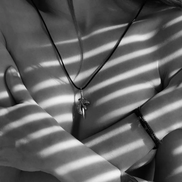 Epée Serpent Pendentif Argent Sur Corps Femme Nue — Photo